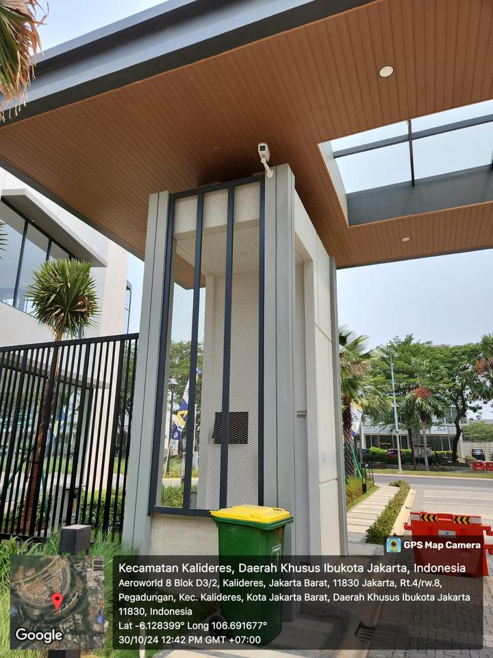 Kamera CCTV terpasang di kanopi gerbang masuk cluster