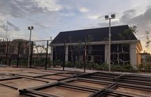 Tiang lampu lapangan yang sudah terpasang, difoto saat senja