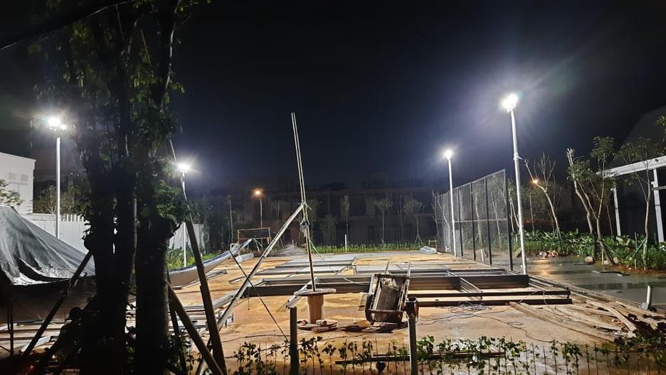 Lampu sorot menyala di malam hari di area lapangan